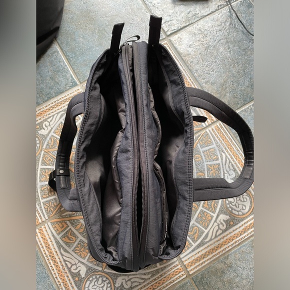 Lululemon Throwback Triple-Zip Duffle Bag 25L - Picture 9 of 12